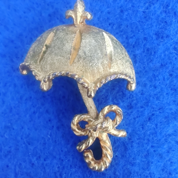 Vintage Jewelry - Adorable vintage umbrella brooch